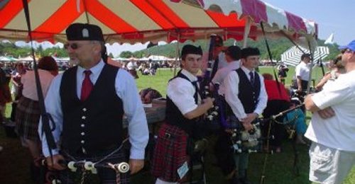 bagpipeCompetitorsWaiting
