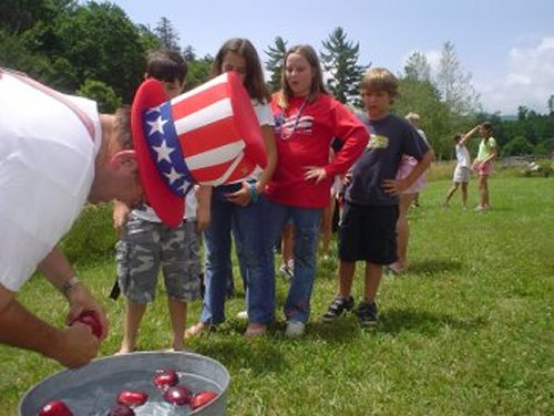 july4_RoyKregePreparingAppleDunking_750